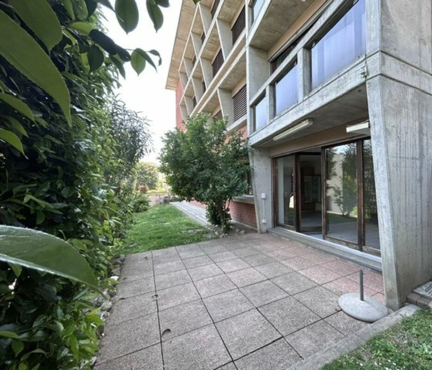 APPARTEMENT 2.5 PIÈCES DE 80mq AVEC UN AGRÉABLE ESPACE EXTÉRIEUR (JARDIN... - Photo 14 sur 17
