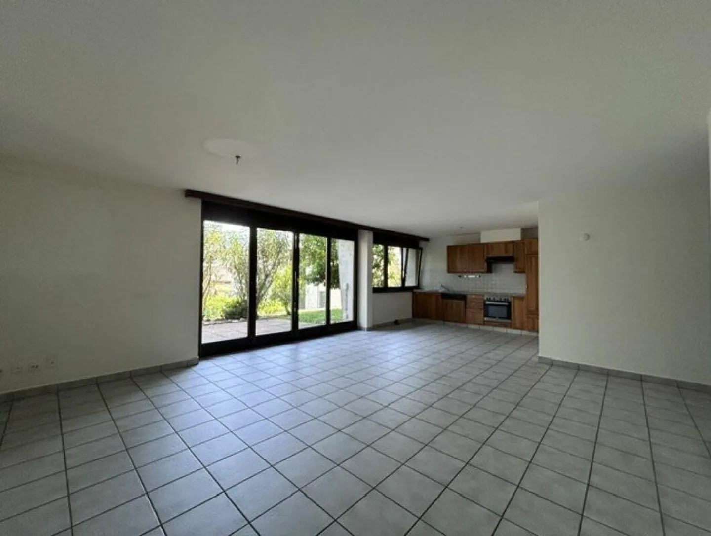APPARTEMENT 2.5 PIÈCES DE 80mq AVEC UN AGRÉABLE ESPACE EXTÉRIEUR (JARDIN... - Photo 6 sur 17