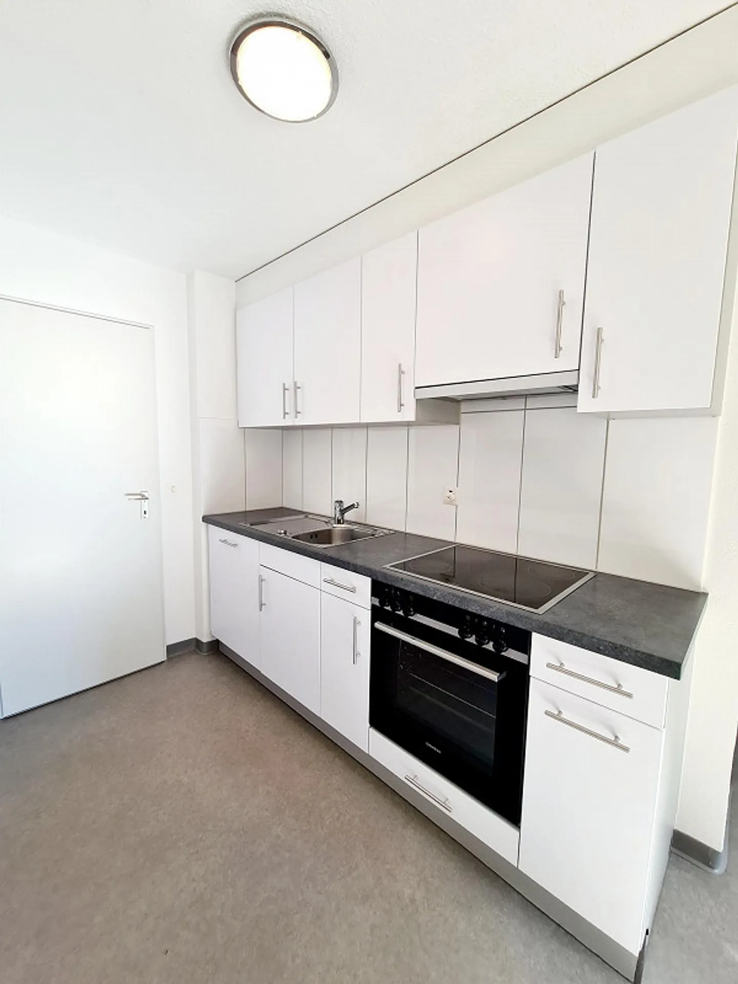 Ampio appartamento di 3,5 locali con balcone - Foto 3 di 11