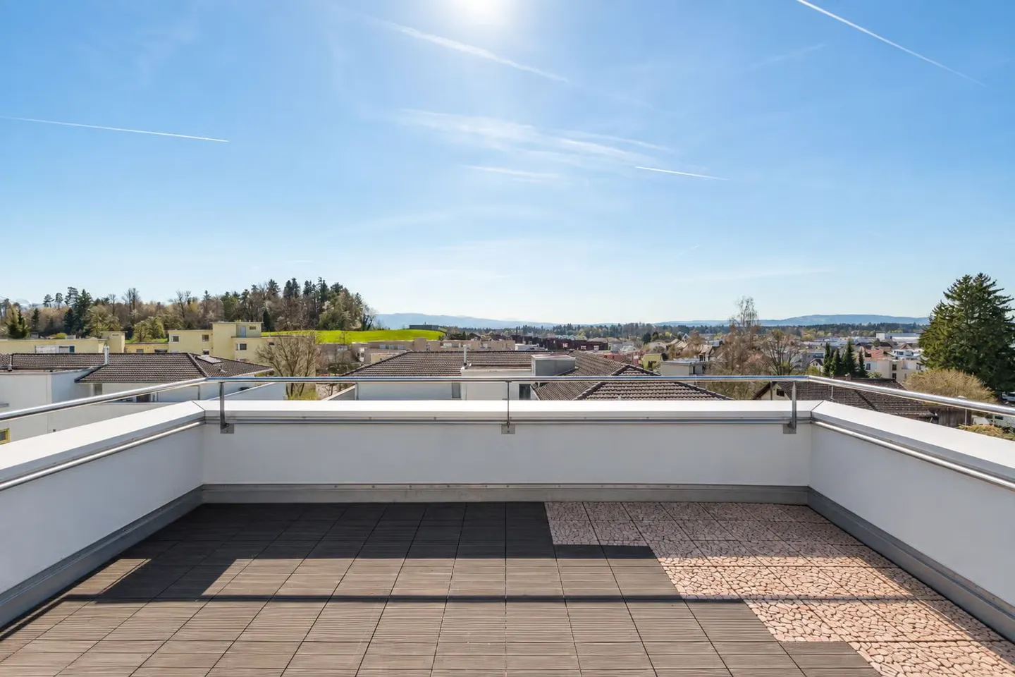 Vie moderne au-dessus des toits de Hinwil - Photo 1 sur 8