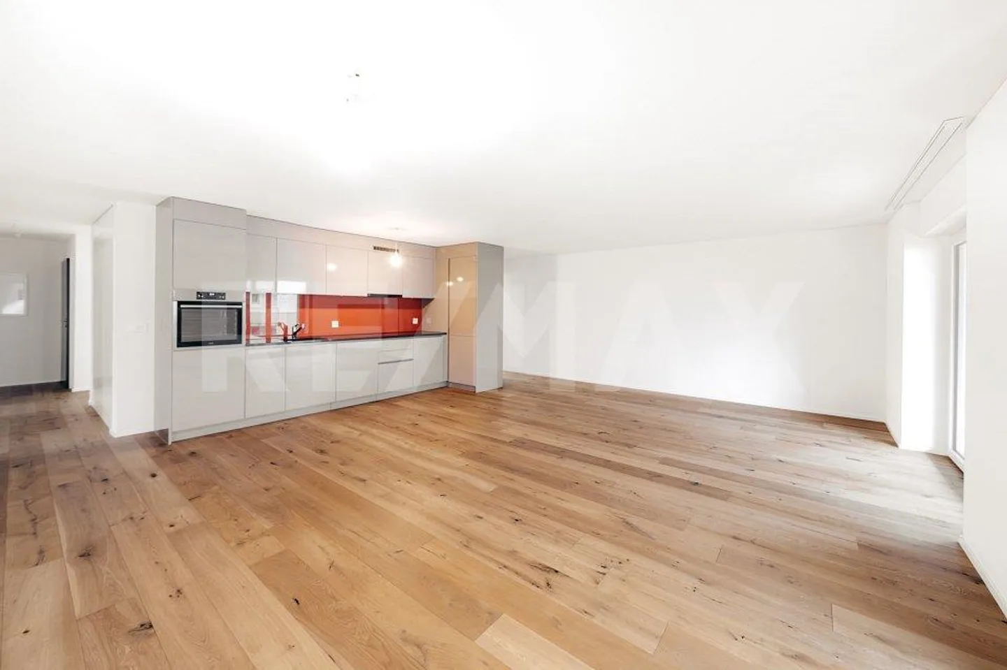 Modern 4.5-room apartment with 134 m² and large balcony, completely renovated, centrally located in Kloten - Photo 2 of 13