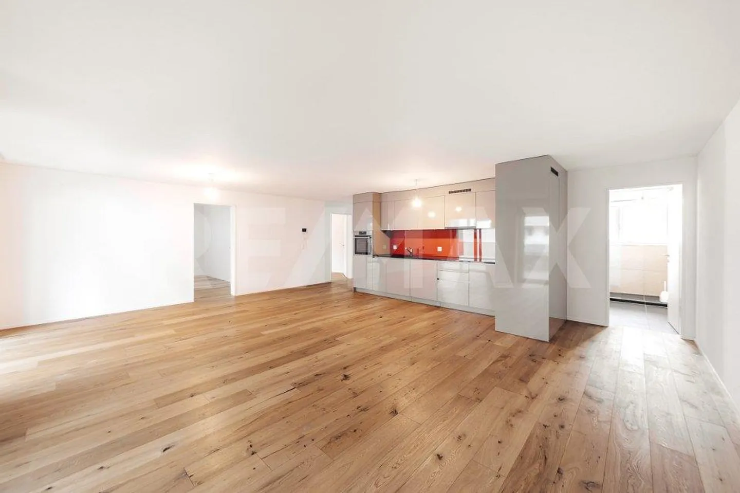 Modern 4.5-room apartment with 134 m² and large balcony, completely renovated, centrally located in Kloten - Photo 3 of 13