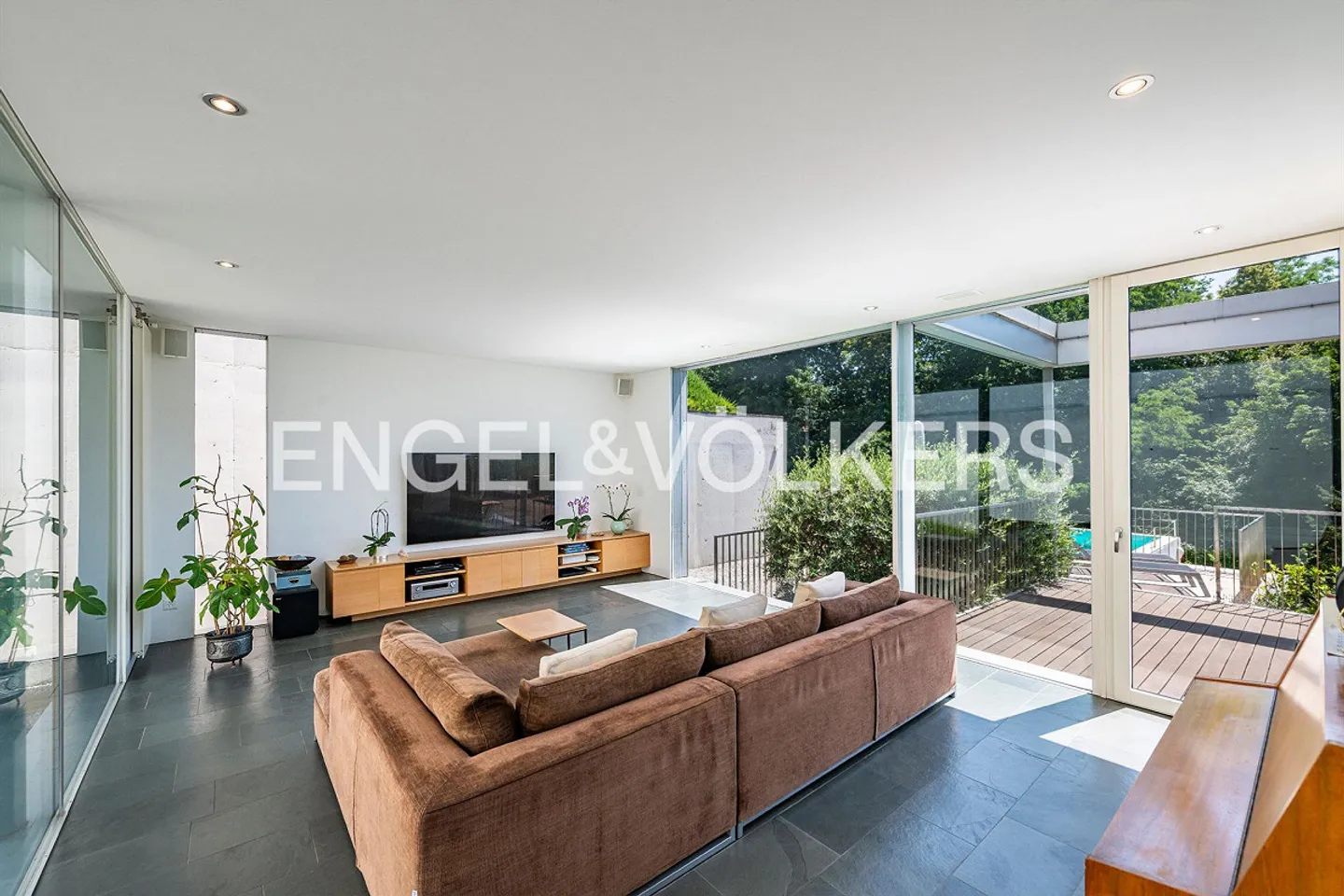 Villa moderne avec vue sur le lac et piscine - Photo 3 sur 13