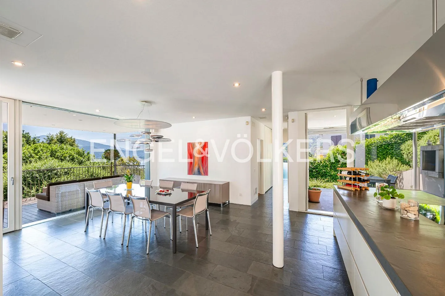 Villa moderne avec vue sur le lac et piscine - Photo 4 sur 13