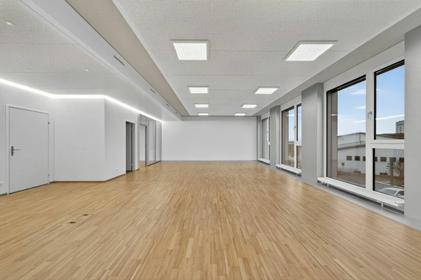 Bureaux modernes et entièrement aménagés - Photo 2 sur 9
