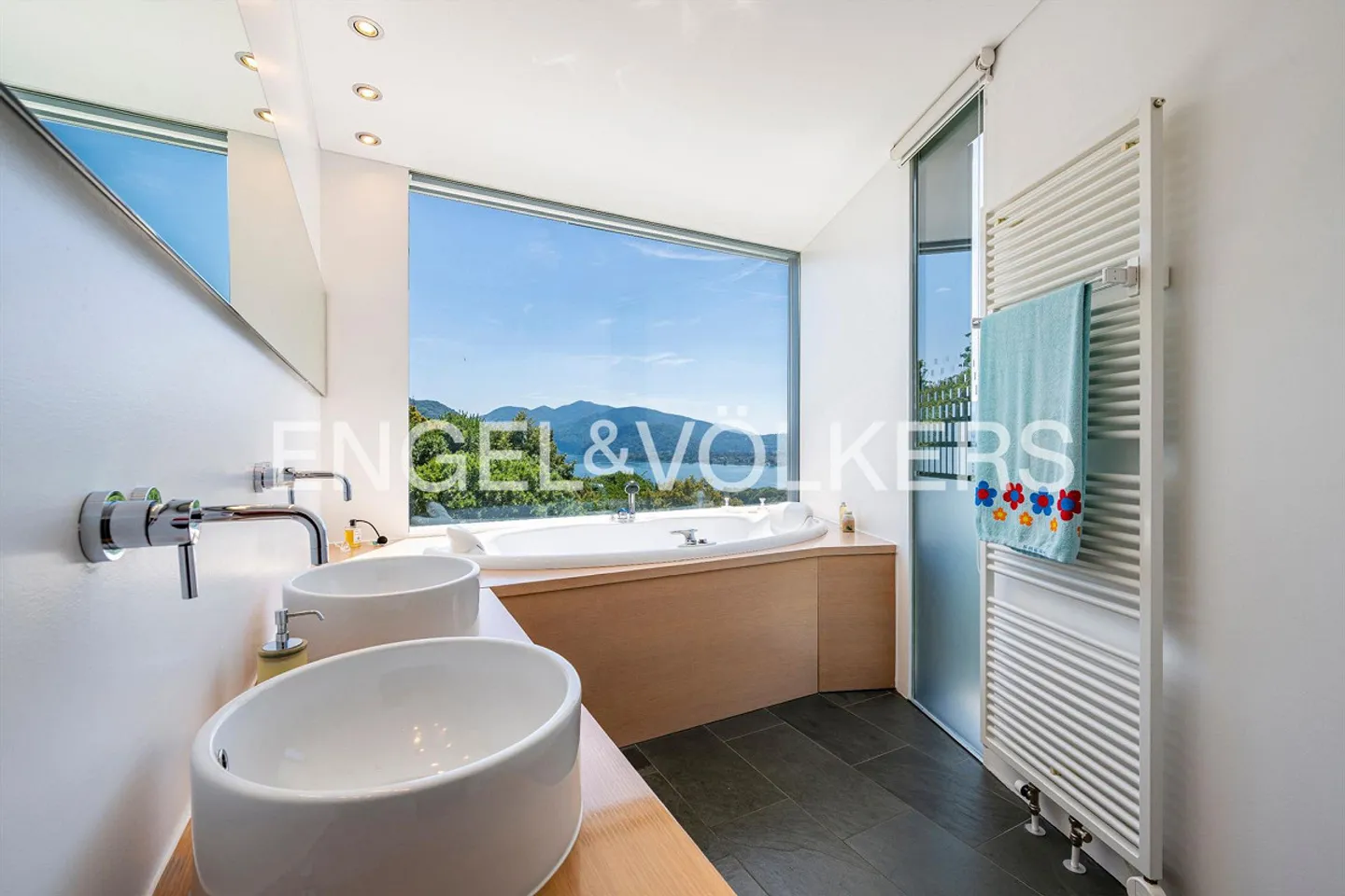 Villa moderne avec vue sur le lac et piscine - Photo 8 sur 13