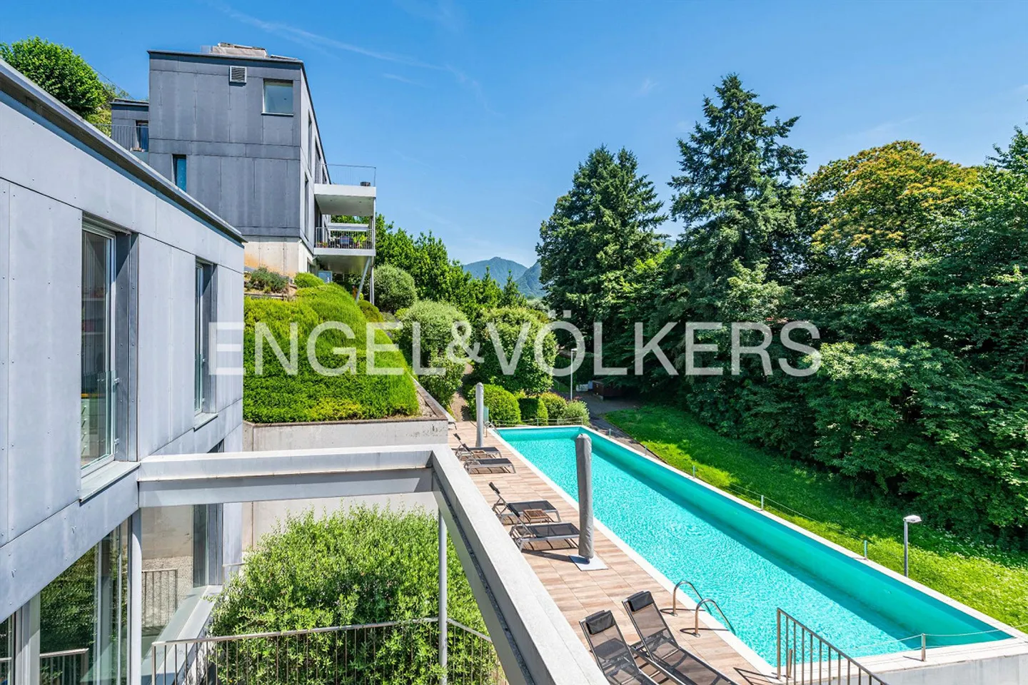 Villa moderne avec vue sur le lac et piscine - Photo 12 sur 13