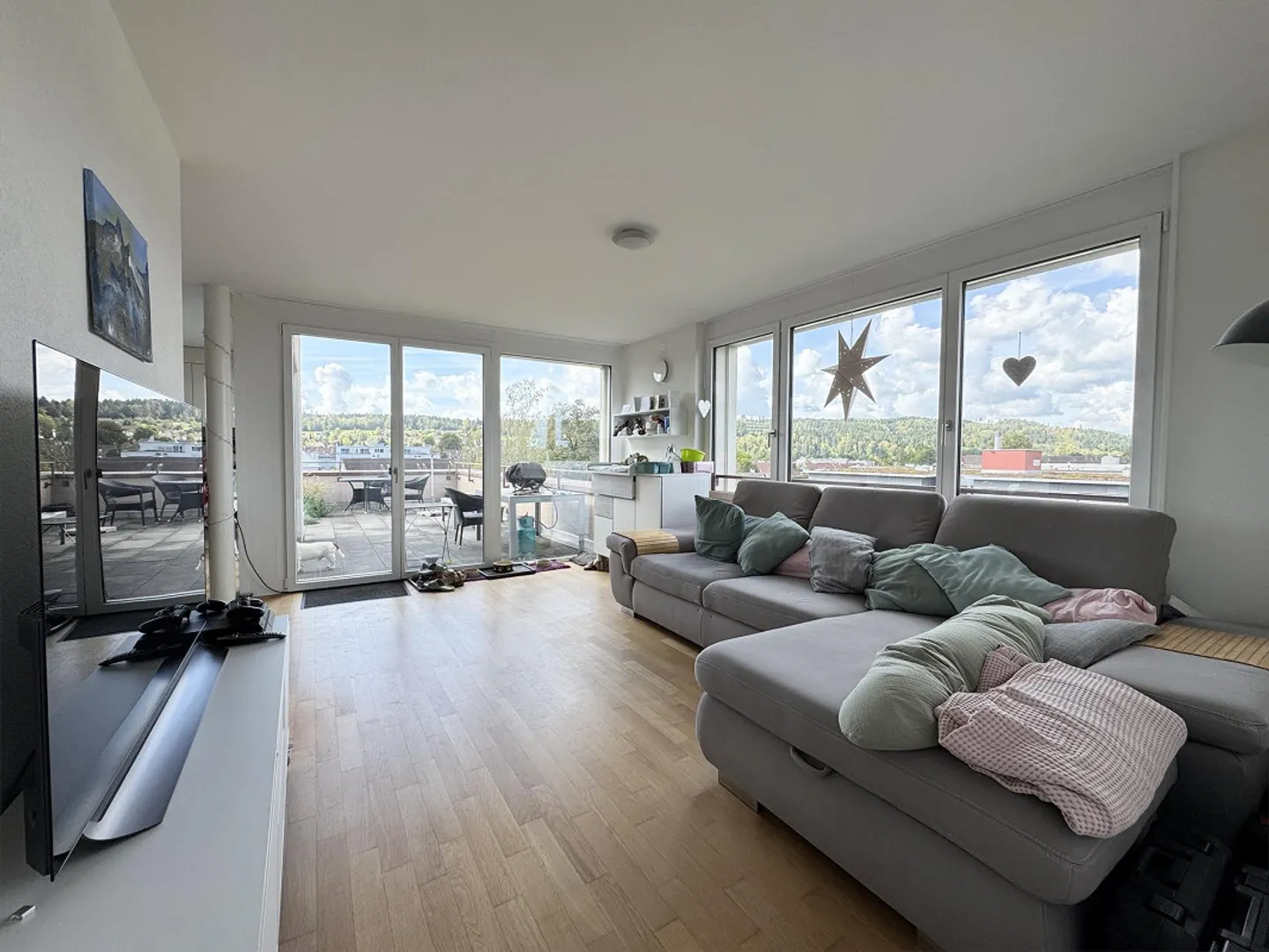 Above the rooftops: Sunny 3.5-room penthouse apartment with large terrace - Photo 1 of 13