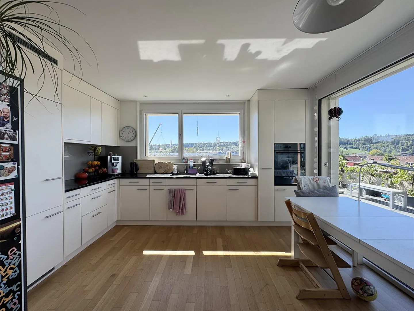 Above the rooftops: Sunny 3.5-room penthouse apartment with large terrace - Photo 2 of 13