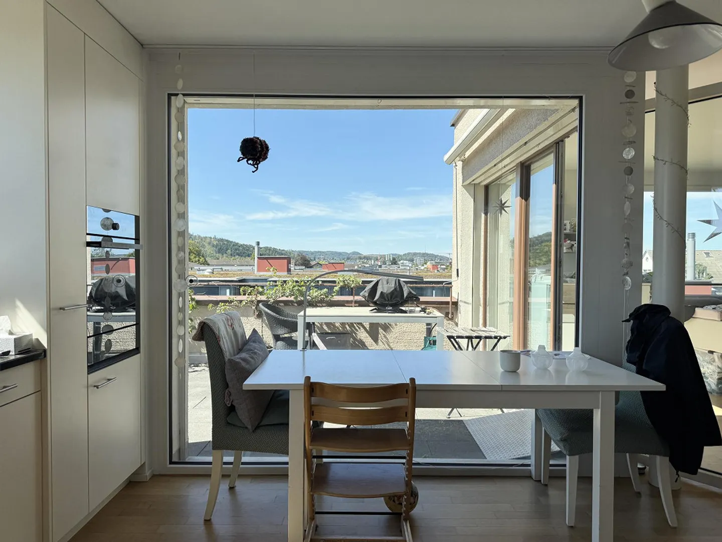 Above the rooftops: Sunny 3.5-room penthouse apartment with large terrace - Photo 3 of 13