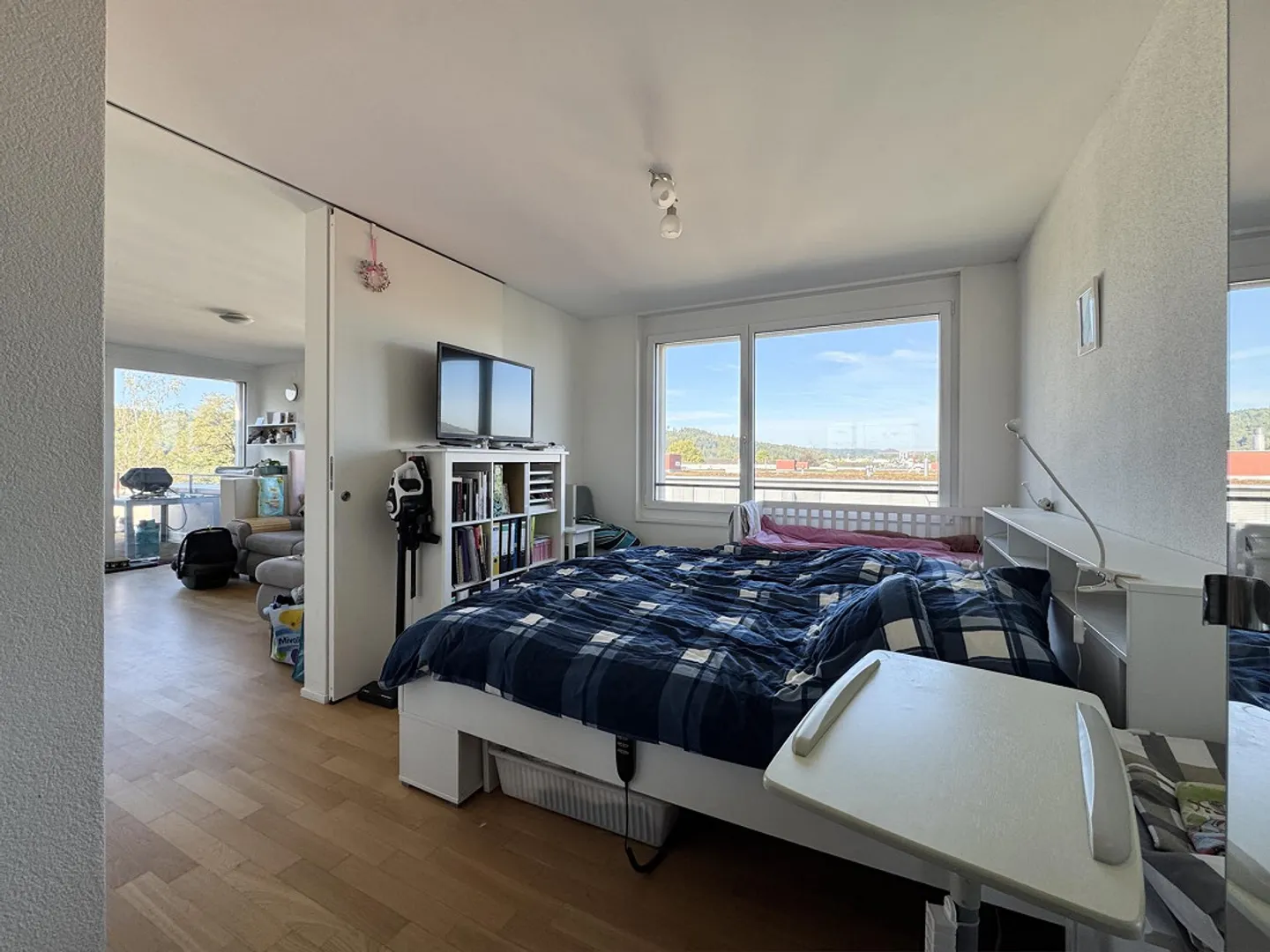 Above the rooftops: Sunny 3.5-room penthouse apartment with large terrace - Photo 6 of 13