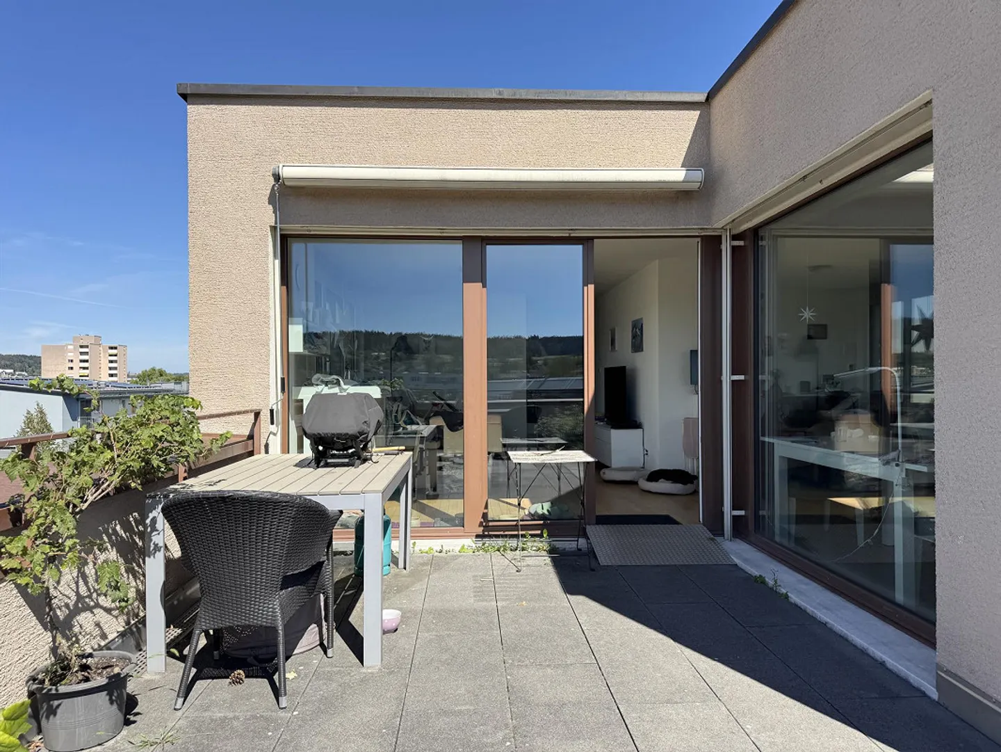 Above the rooftops: Sunny 3.5-room penthouse apartment with large terrace - Photo 11 of 13