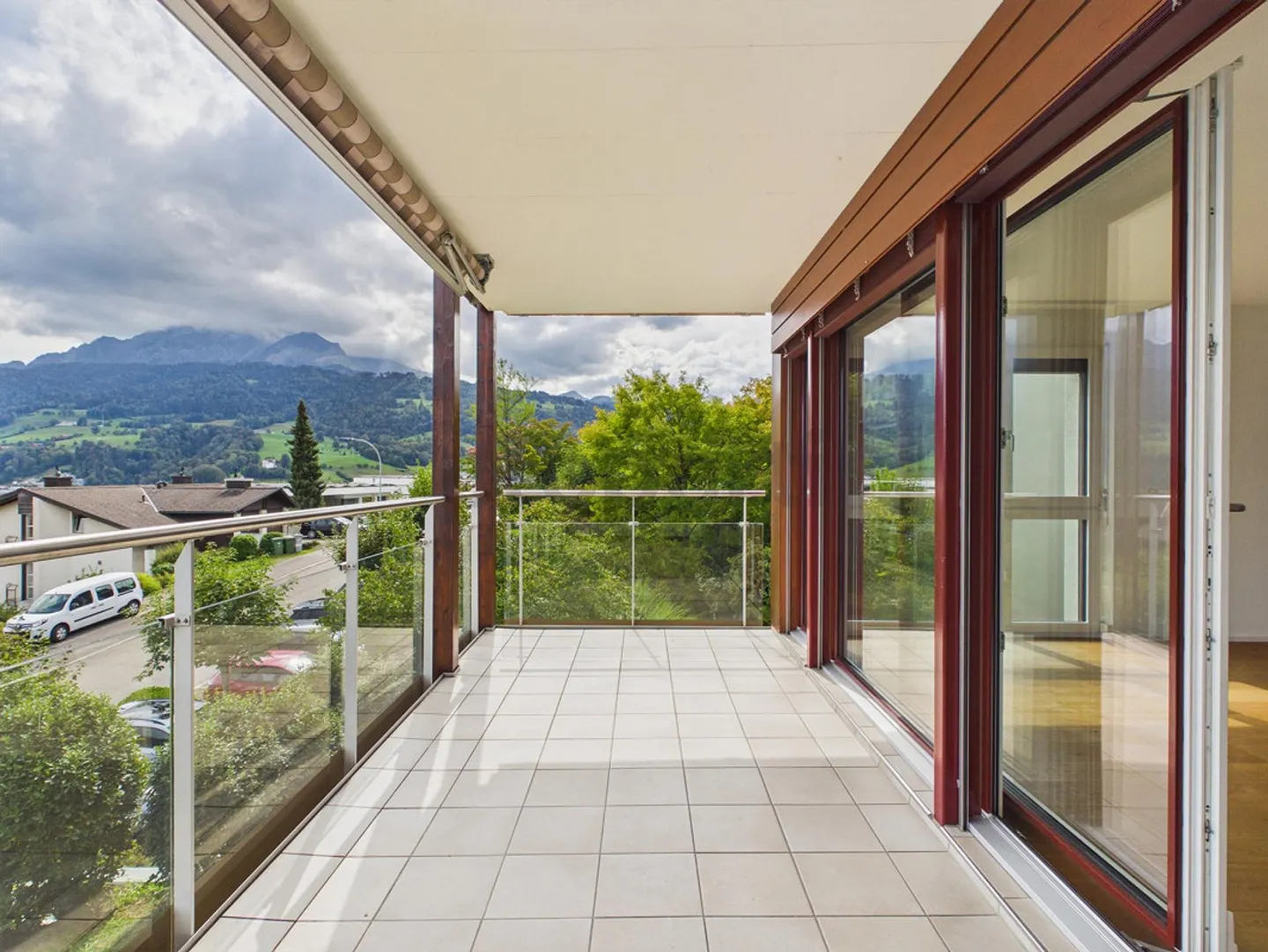 Vista da sogno sul lago di Lucerna: camino accogliente, ripostiglio con torre di lavaggio e due posti auto sotterranei - Foto 13 di 16