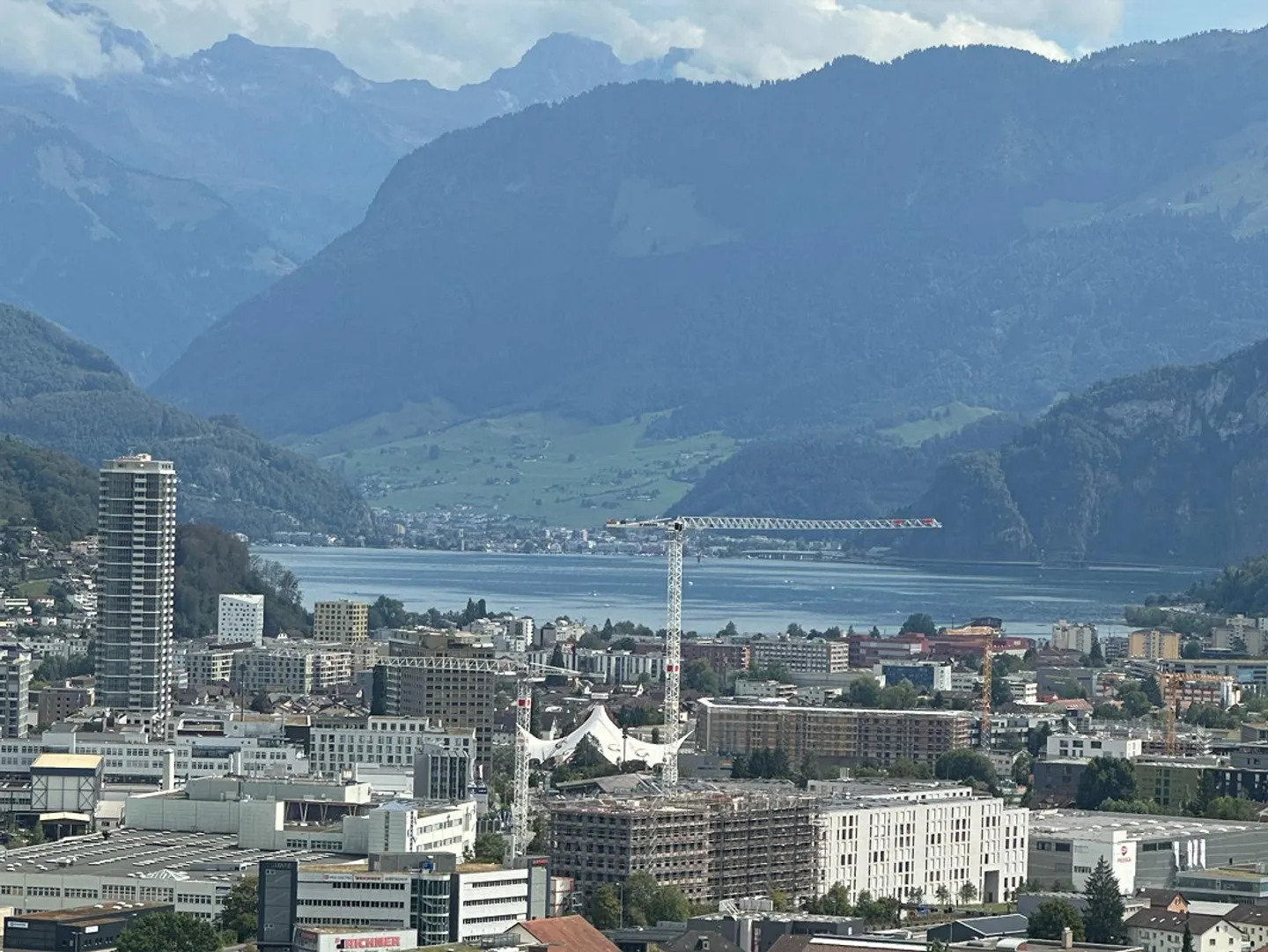 Vista da sogno sul lago di Lucerna: camino accogliente, ripostiglio con torre di lavaggio e due posti auto sotterranei - Foto 15 di 16
