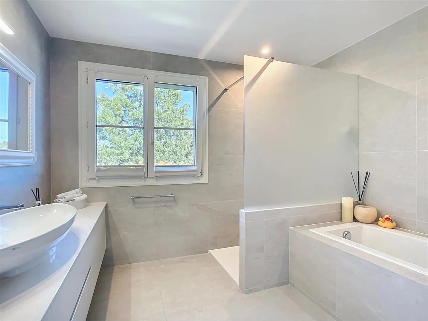 Sunny Detached House - Photo 10 of 13