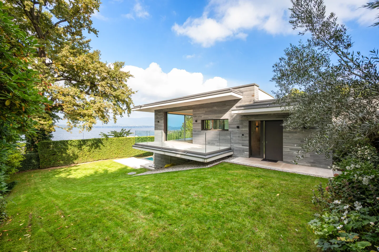 Exceptional contemporary villa, view and private access to the lake, left bank - Photo 2 of 15