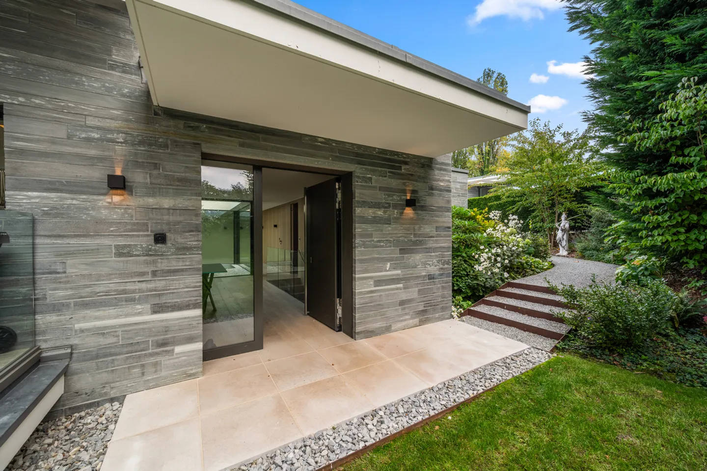 Exceptional contemporary villa, view and private access to the lake, left bank - Photo 13 of 15