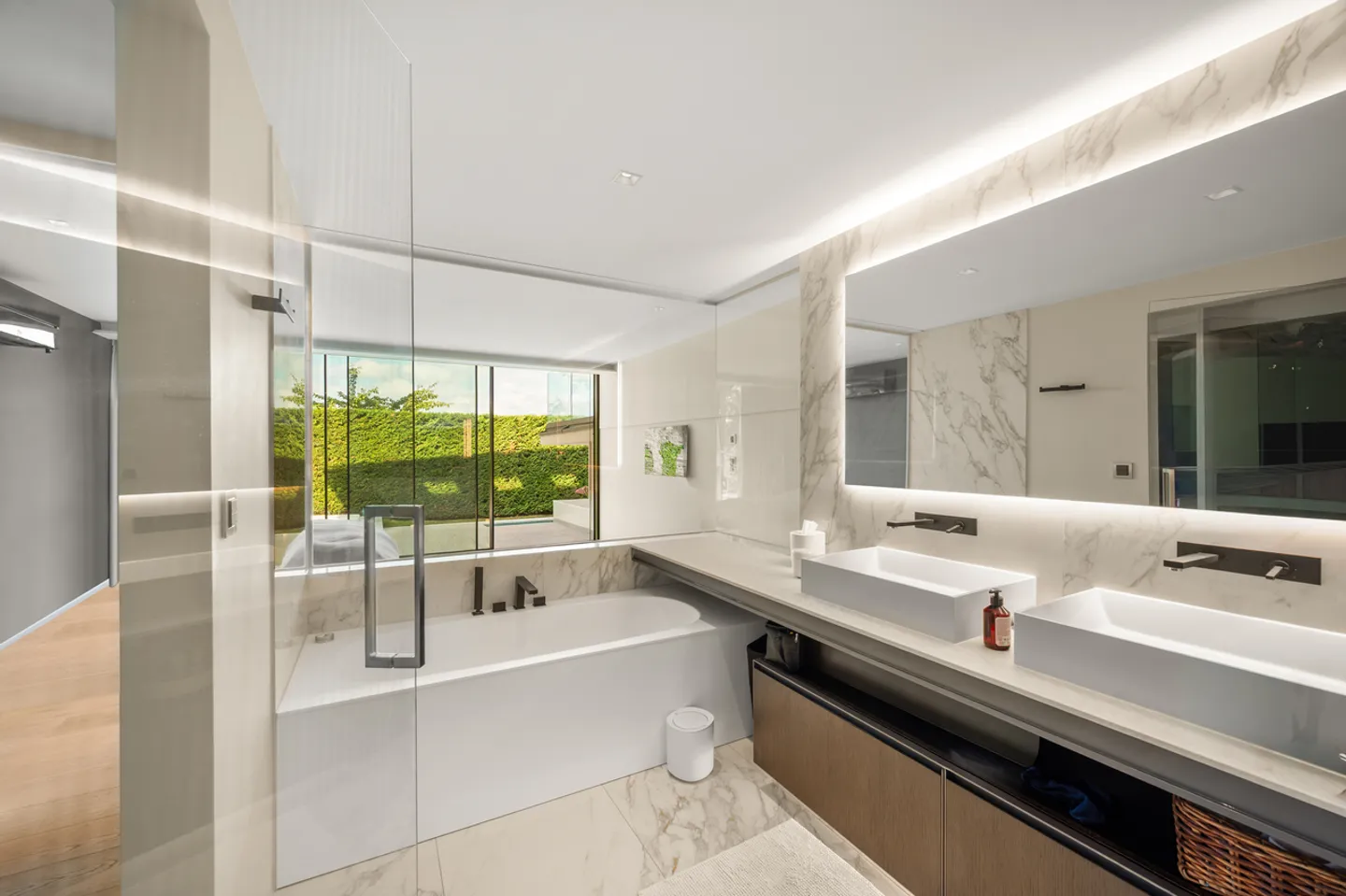 Exceptional contemporary villa, view and private access to the lake, left bank - Photo 8 of 15