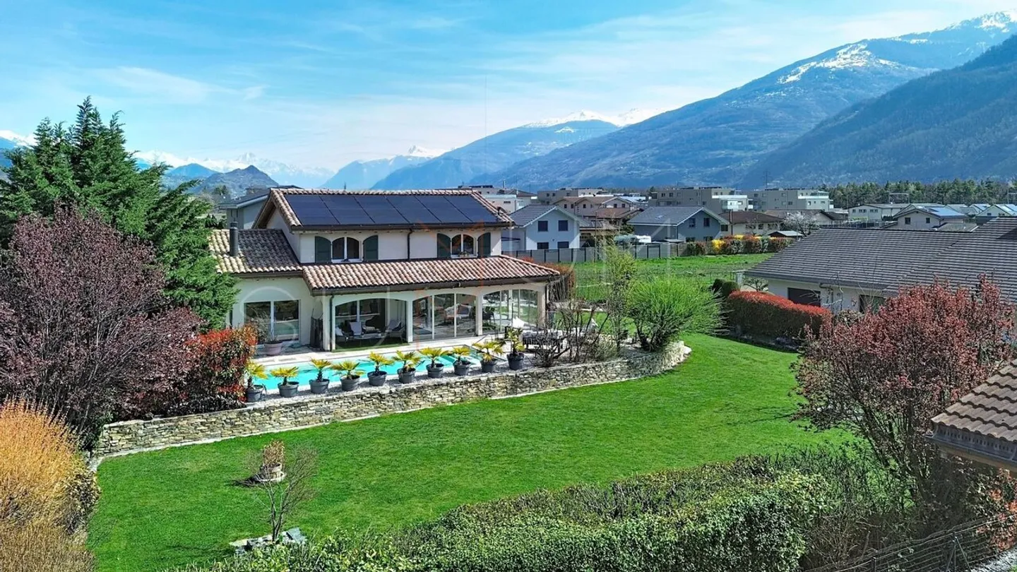 Villa with swimming pool in Ardon - Rare property on the market - Photo 1 of 13