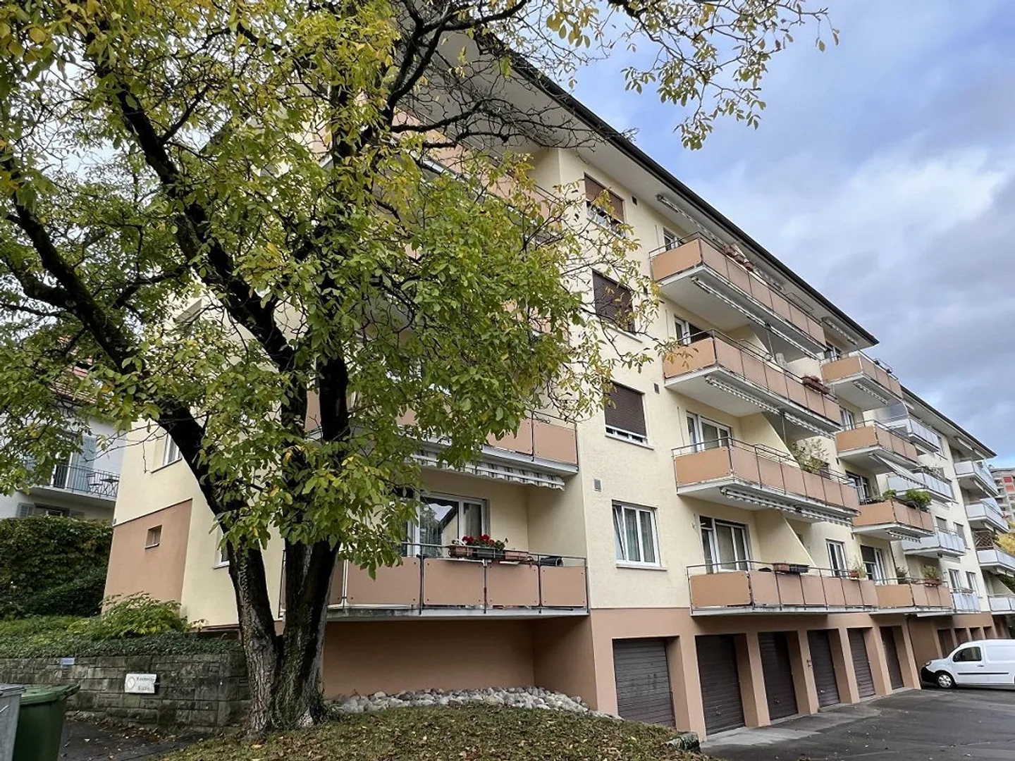 Appartement confortable de 2,5 pièces avec deux balcons et beaucoup de lumière du jour - Photo 1 sur 10