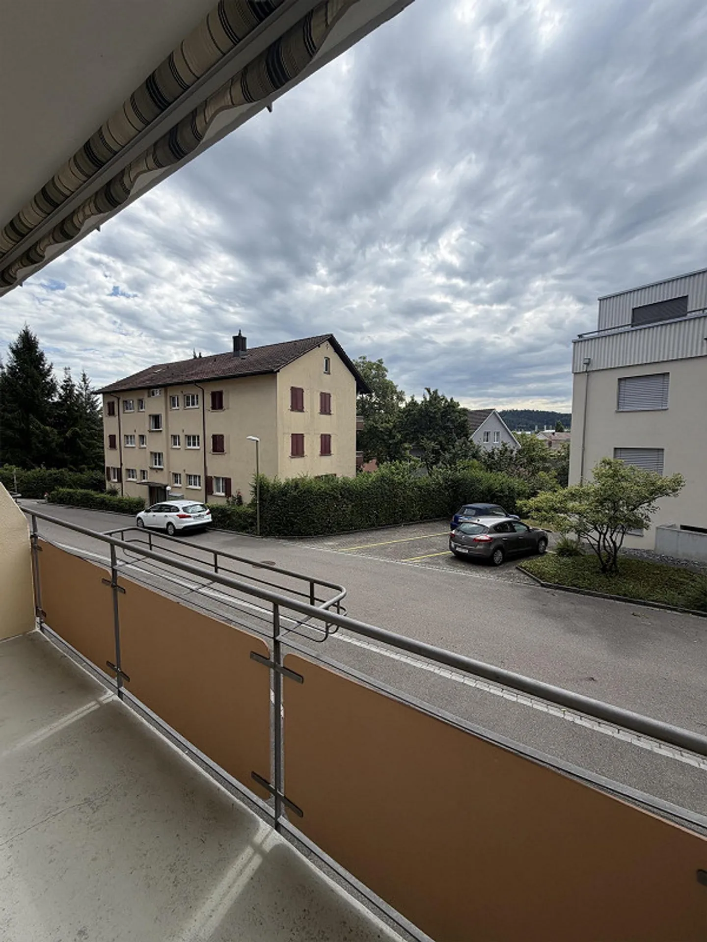Appartement confortable de 2,5 pièces avec deux balcons et beaucoup de lumière du jour - Photo 9 sur 10
