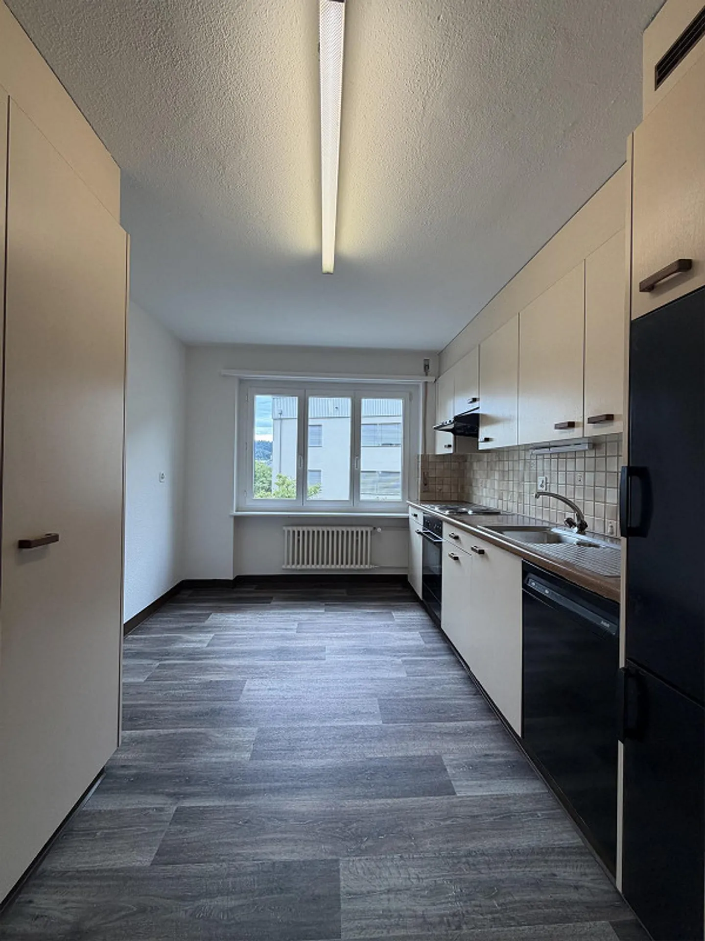 Appartement confortable de 2,5 pièces avec deux balcons et beaucoup de lumière du jour - Photo 3 sur 10