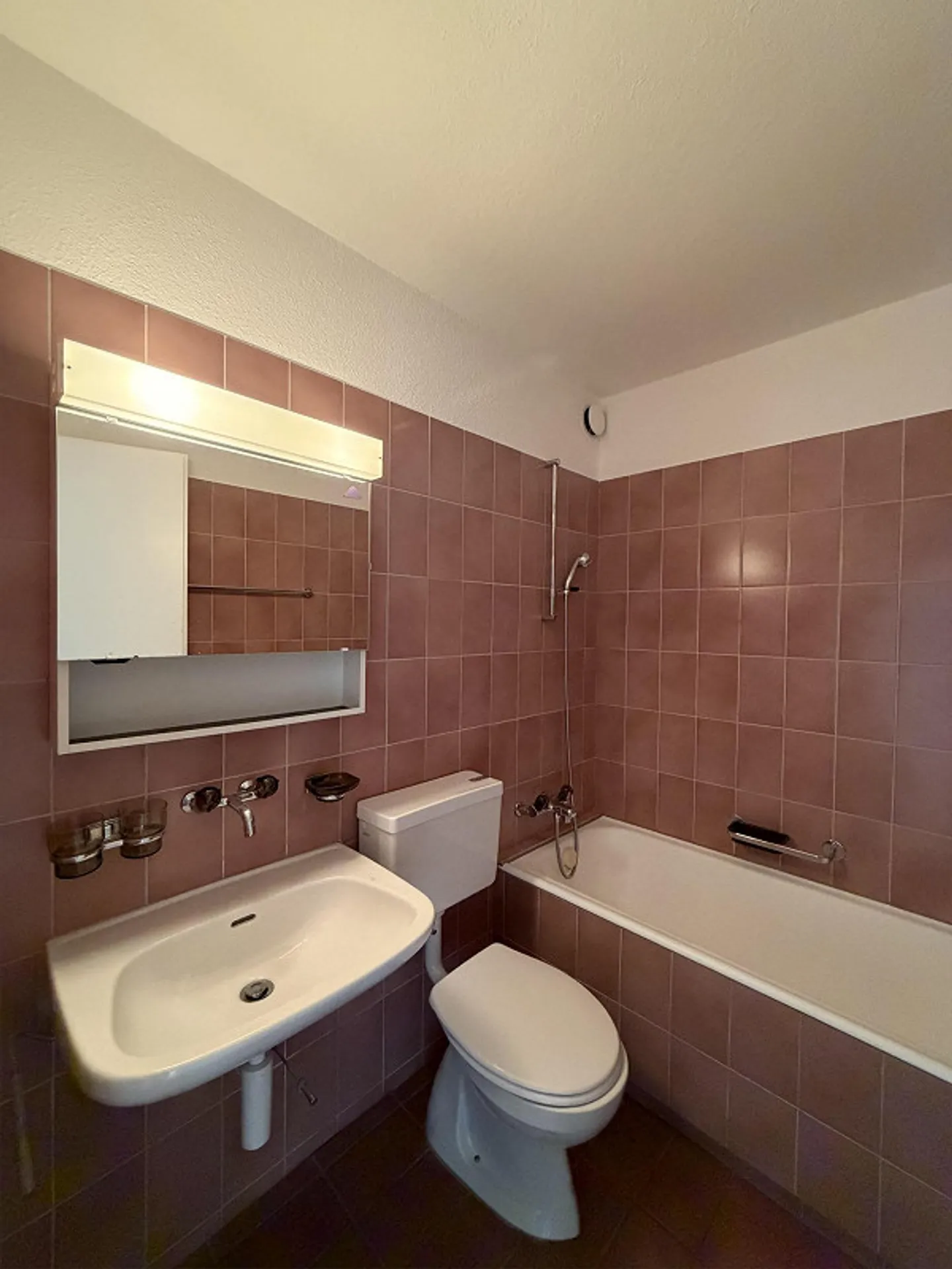 Appartement confortable de 2,5 pièces avec deux balcons et beaucoup de lumière du jour - Photo 4 sur 10