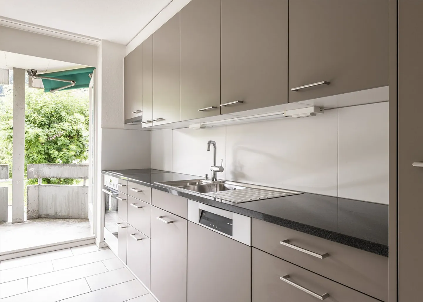 1.5-room apartment with panoramic view near the train station and Limmat - Photo 1 of 4