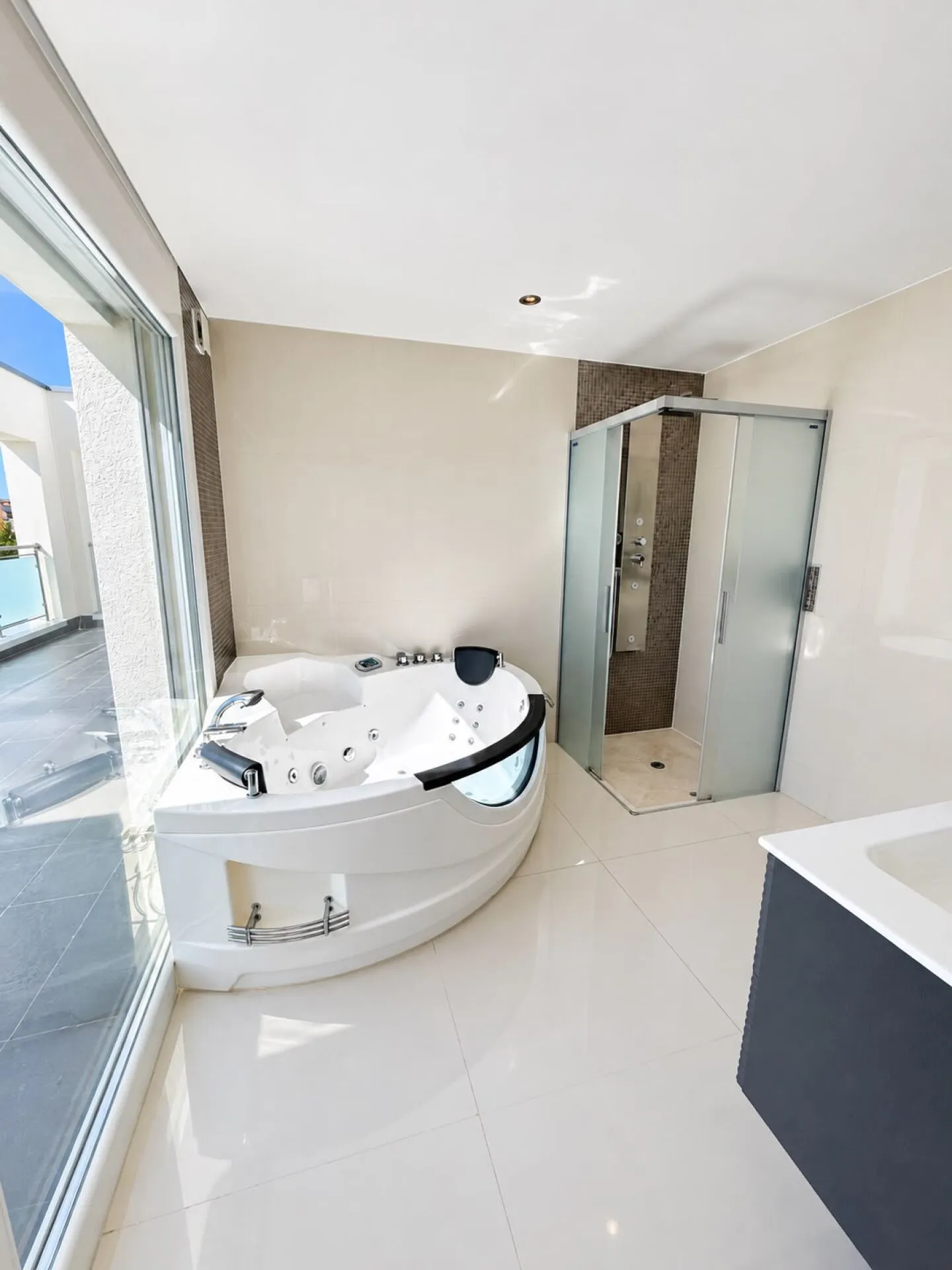 High-end Villa - Photo 7 of 9