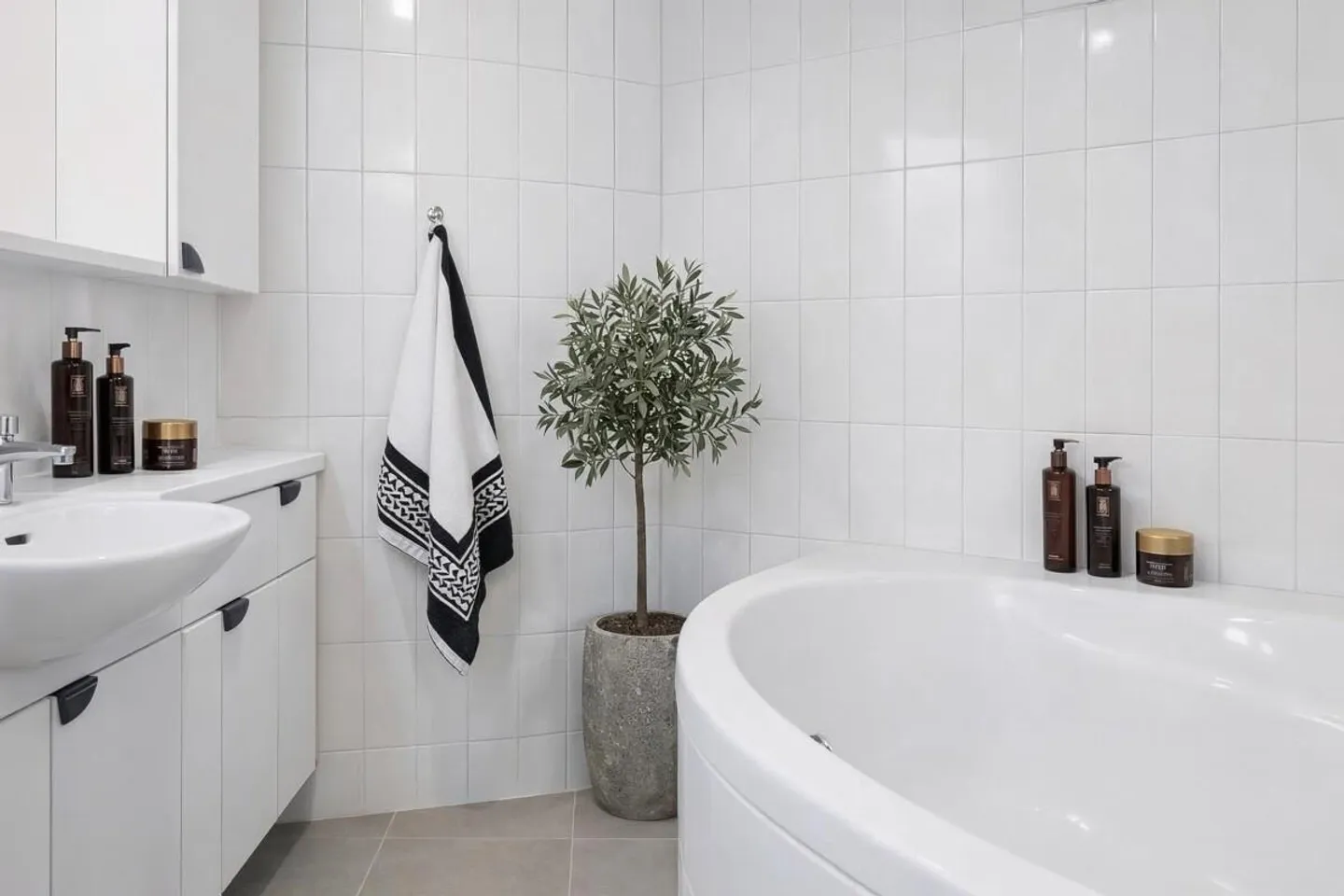 Spacious 4.5-room apartment with studio in an ideal location in Visp - Photo 9 of 11