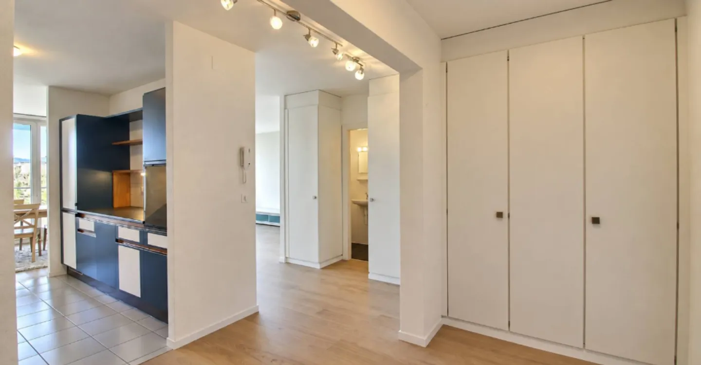 Spacious and bright 3.5 rooms with unobstructed view in Lausanne - Photo 3 of 7