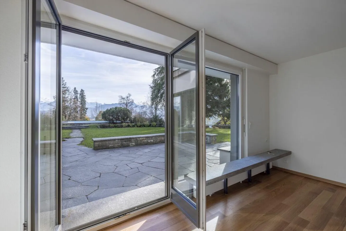 Appartement de jardin privilégié avec piscine - Photo 2 sur 4
