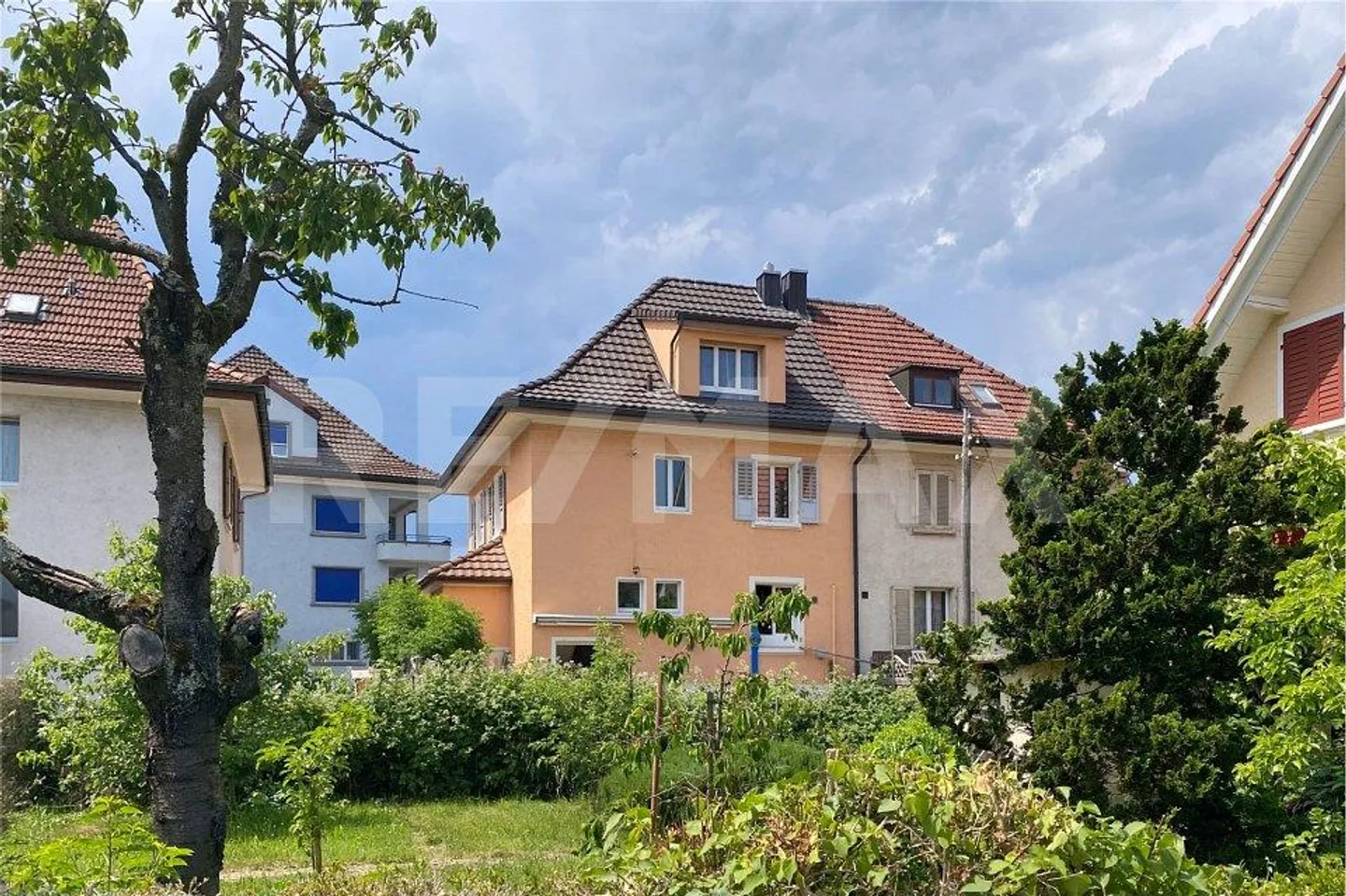 charmantes Familienhaus mit viel Potenzial in zentraler, sonniger Lage - Foto 3 von 13