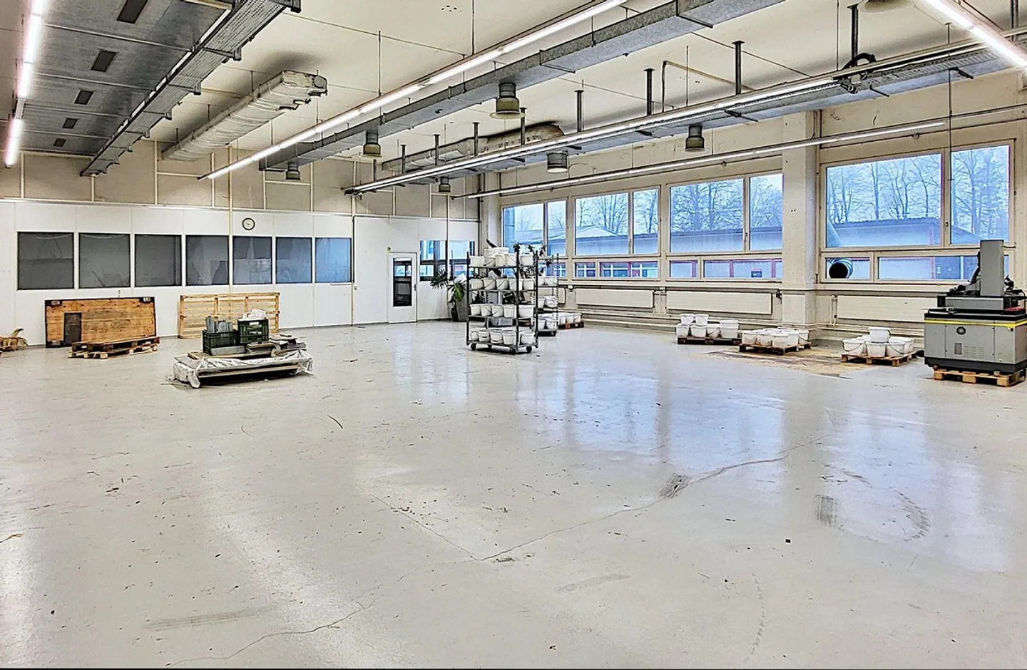 Warehouse on the ground floor - good 4.6 m ceiling height and 1,000 kg floor load - 1... - Photo 2 of 8