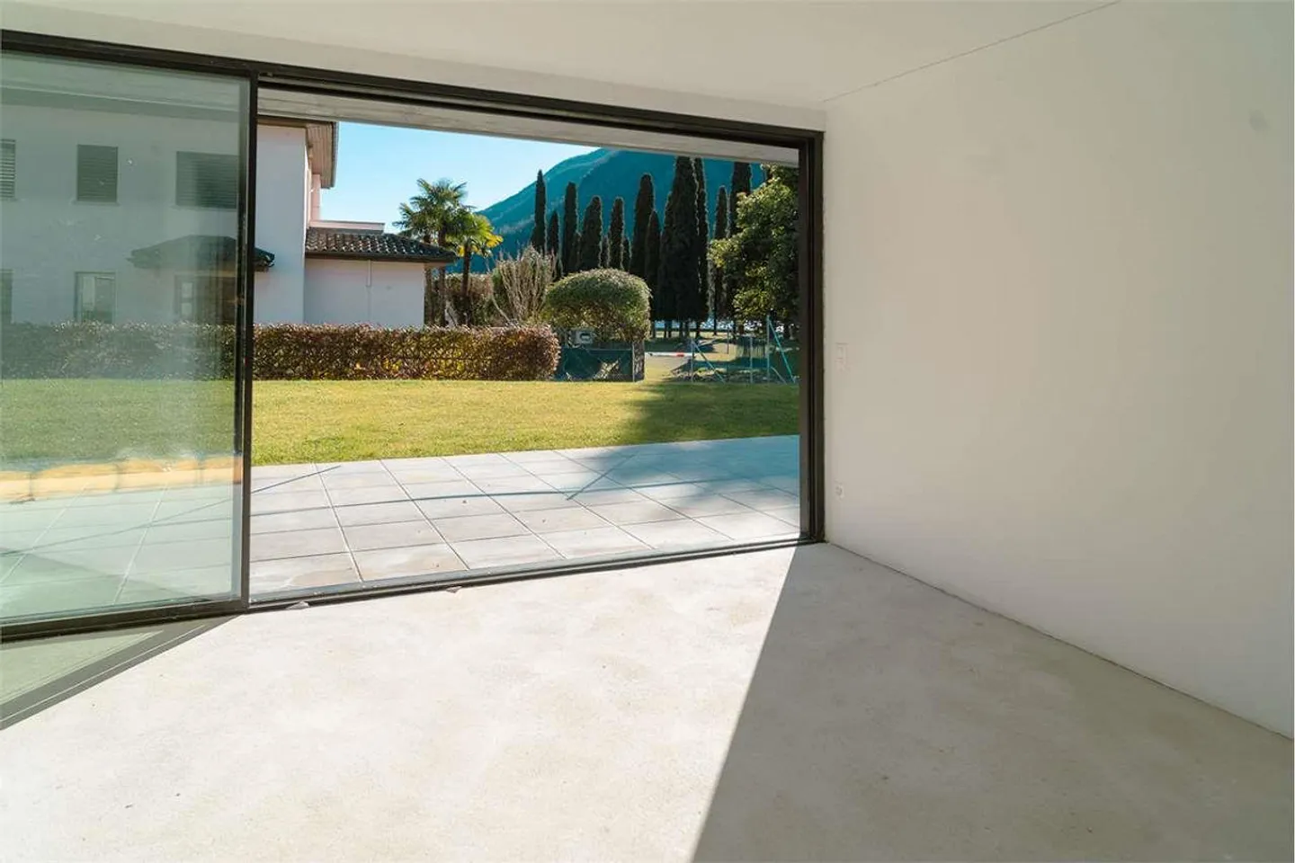 Maroggia bellissimo appartamento di 3,5 stanze con giardino privato, a due passi dal lago - Foto 3 di 13