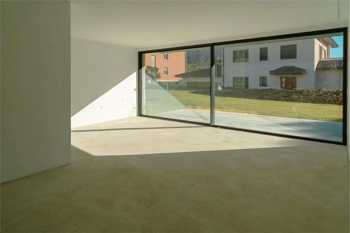 Maroggia bellissimo appartamento di 3,5 stanze con giardino privato, a due passi dal lago - Foto 11 di 13
