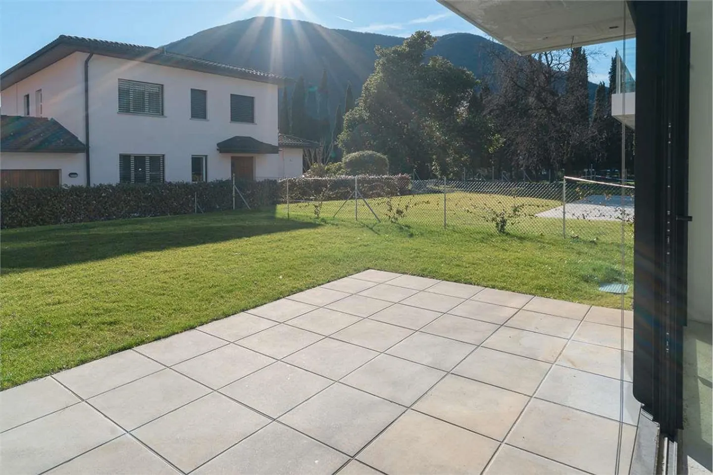 Maroggia bellissimo appartamento di 3,5 stanze con giardino privato, a due passi dal lago - Foto 12 di 13