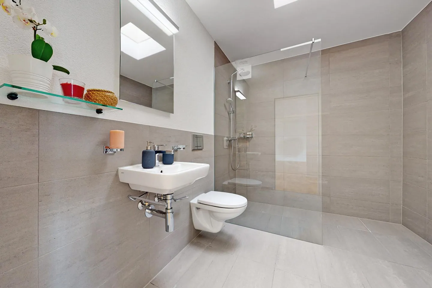 Stylish Attic Apartment for Rent - Photo 8 of 11