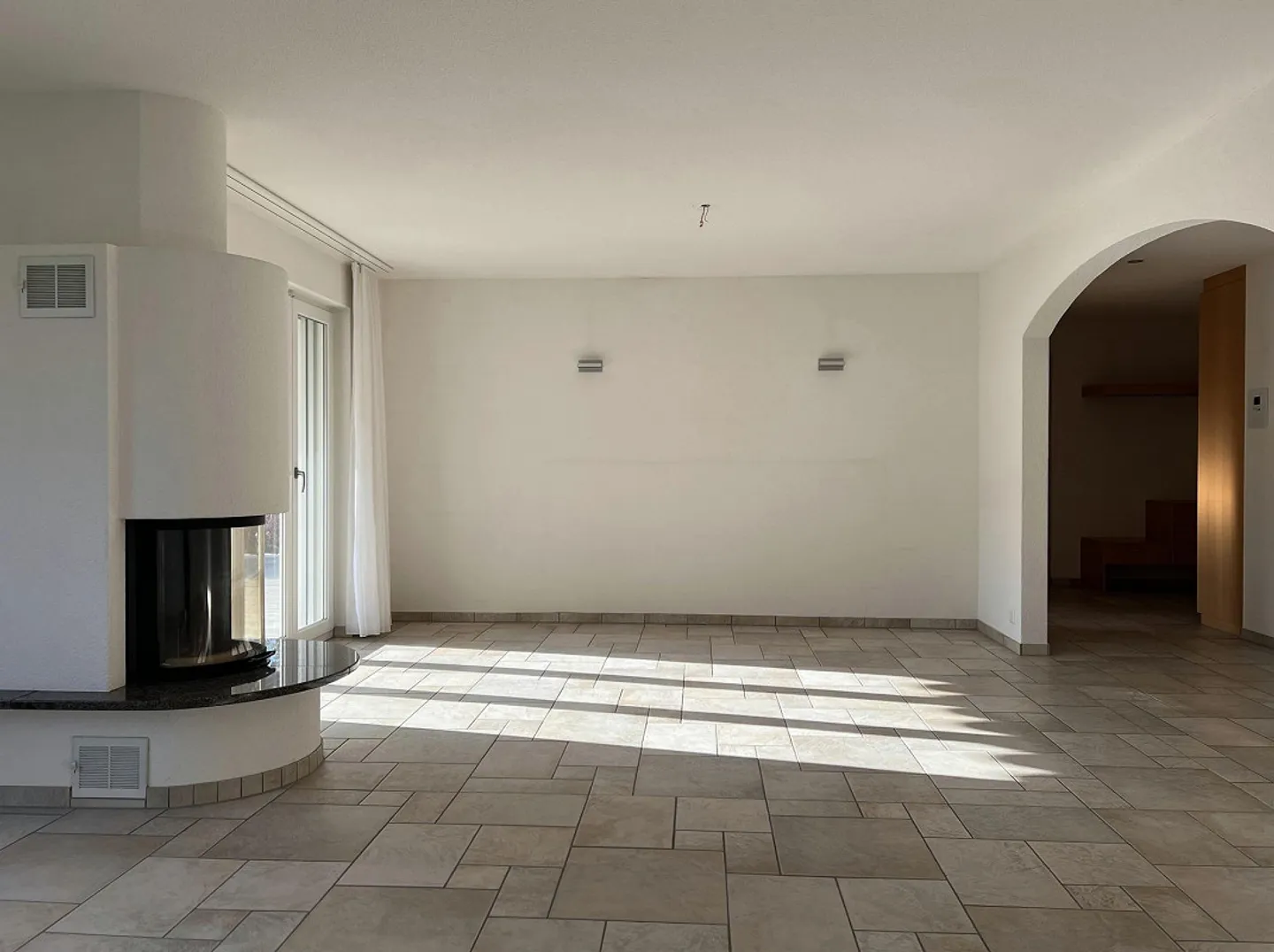 Spacious Ground Floor Apartment with Many Extras! - Photo 3 of 18