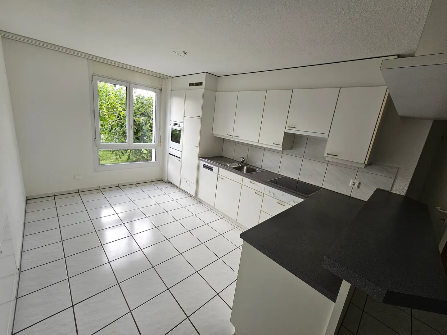 Beautiful and spacious garden apartment - Photo 2 of 8