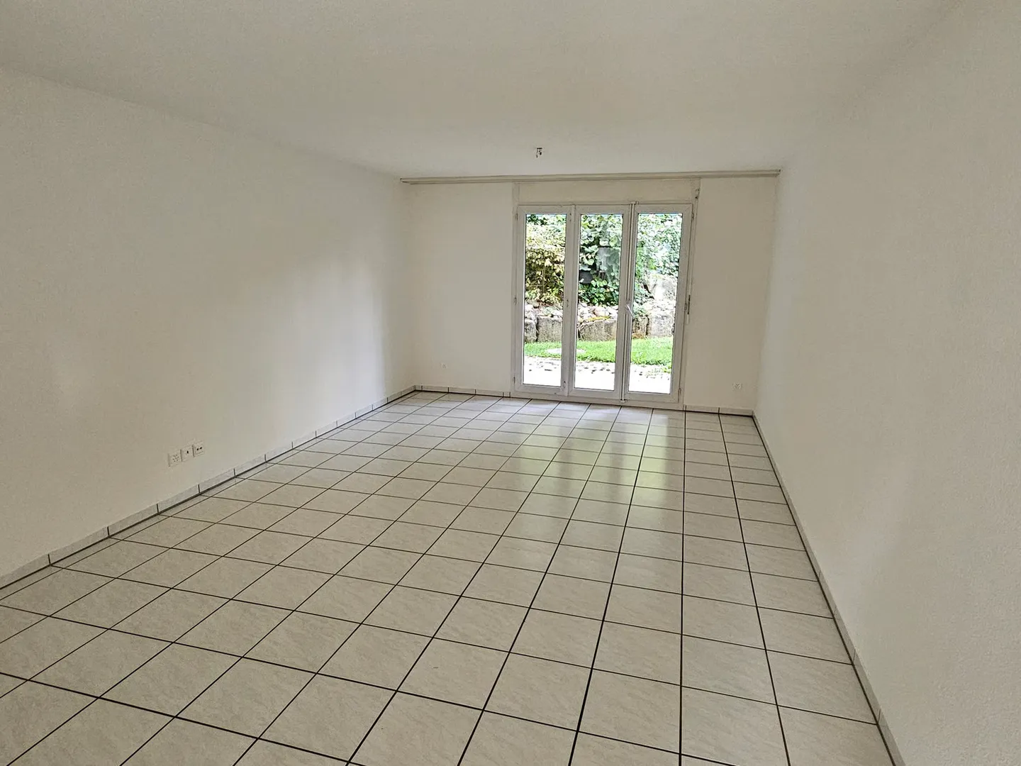 Beautiful and spacious garden apartment - Photo 3 of 8