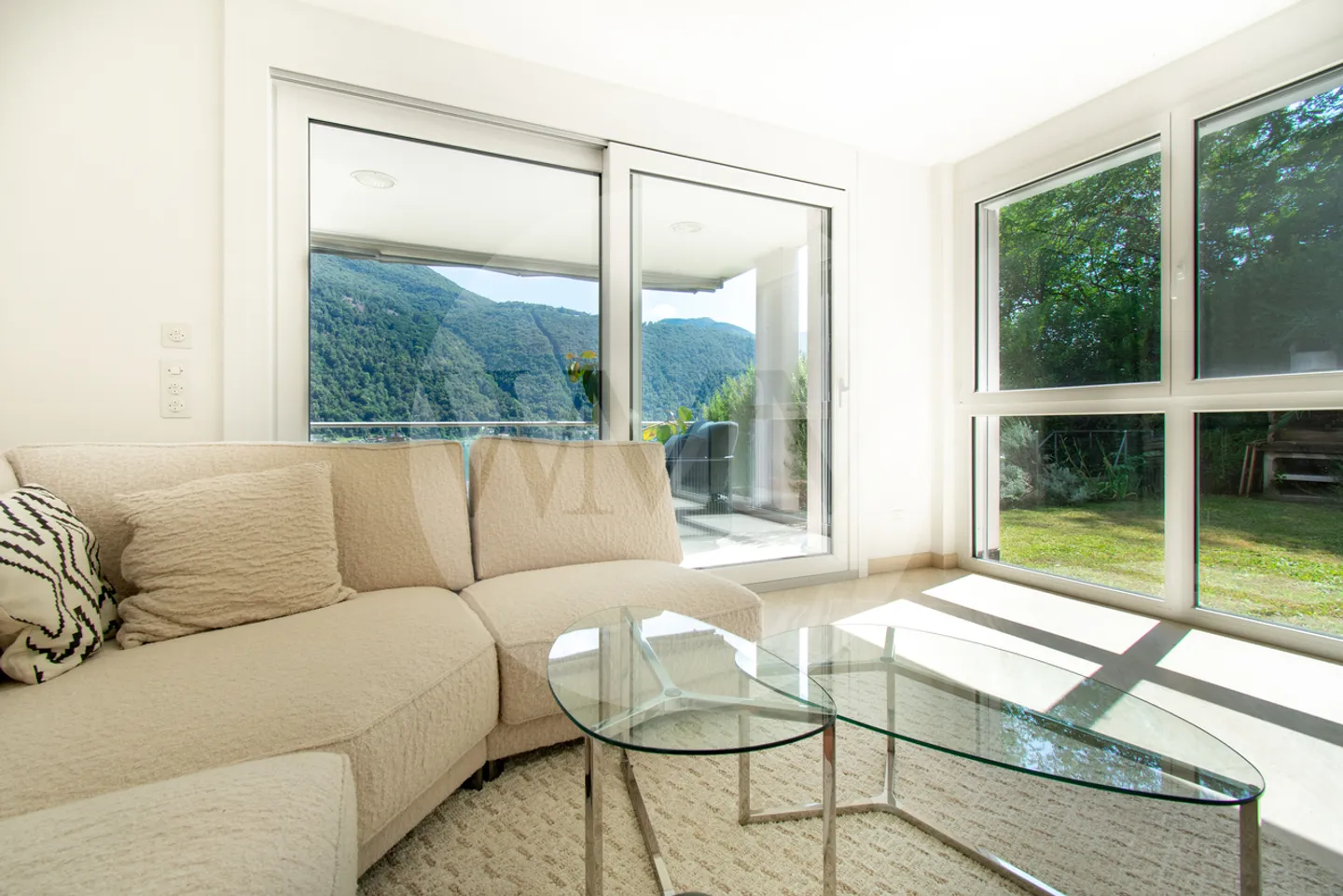 Appartement Duplex Élégant avec Vue sur le Lac - Photo 2 sur 19