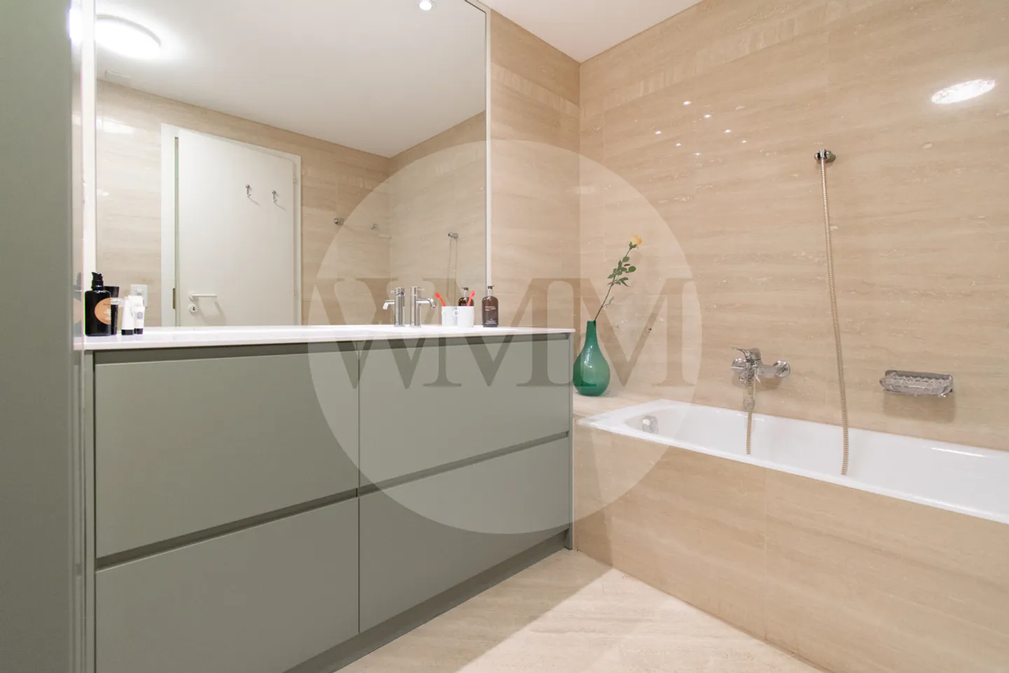 Appartement Duplex Élégant avec Vue sur le Lac - Photo 8 sur 19