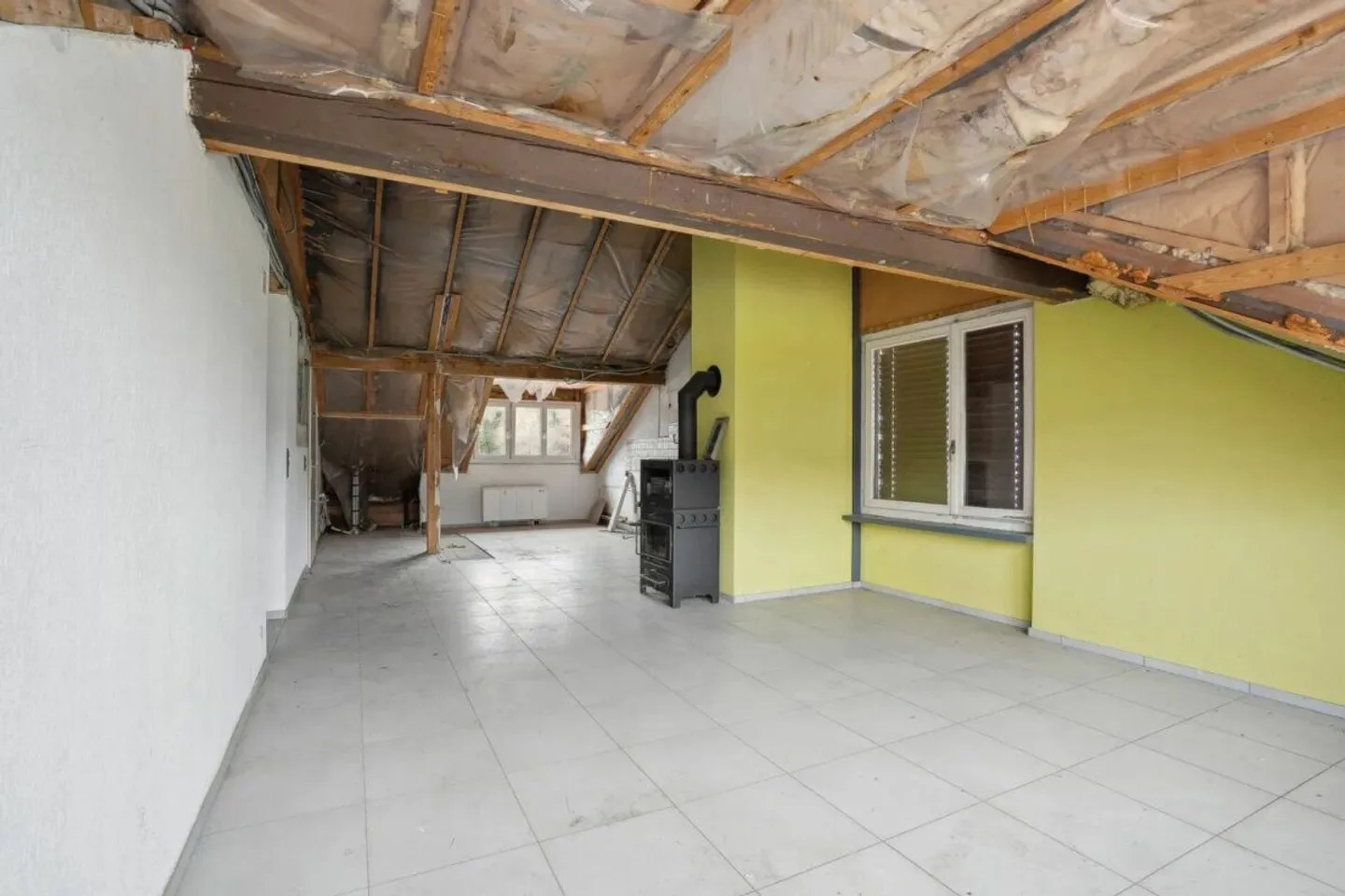 Dachwohnung mit Potenzial - Ihre Chance zur Verwirklichung in Glattfelden - Foto 5 von 9