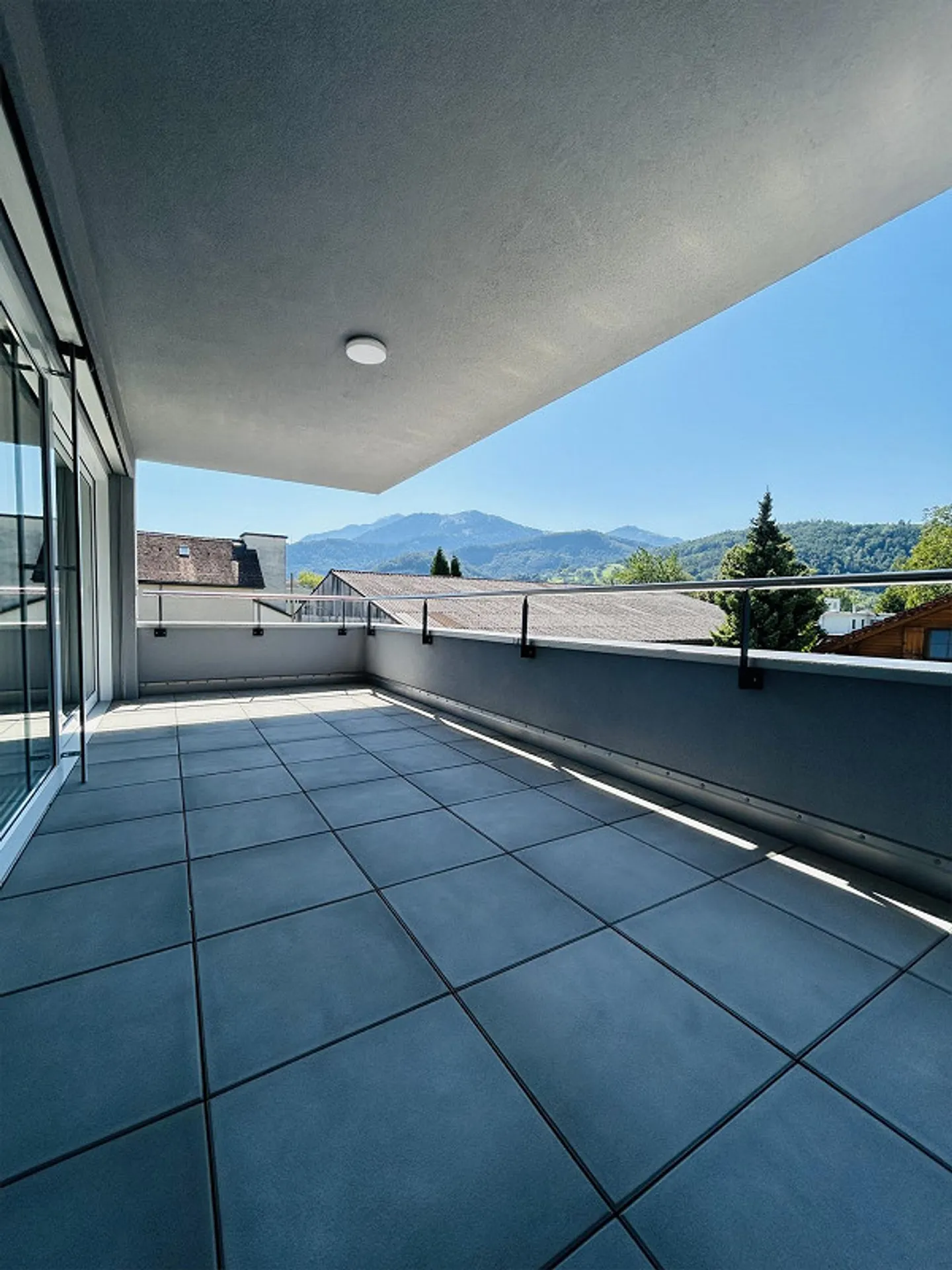 Moderne 4.5 Zimmer-Wohnung mit traumhafter Aussicht und grossem Balkon - Foto 2 von 12