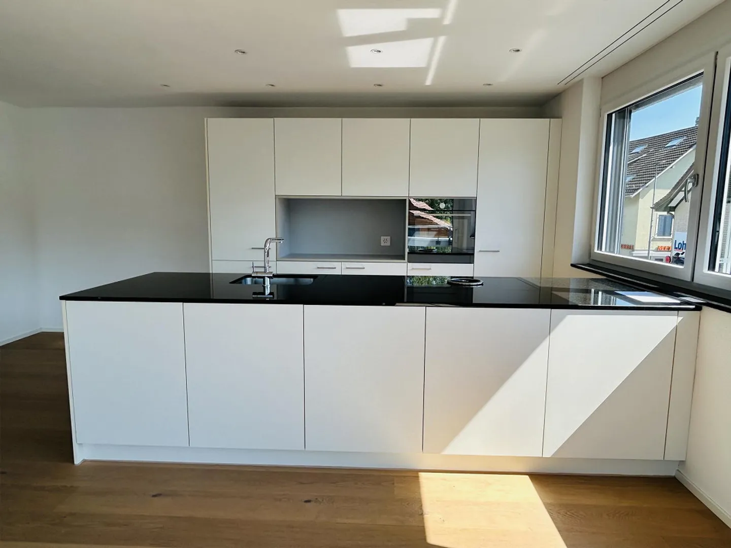 Moderne 4.5 Zimmer-Wohnung mit traumhafter Aussicht und grossem Balkon - Foto 3 von 12