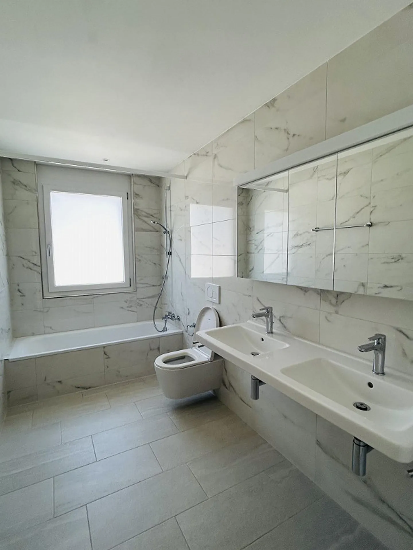 Moderne 4.5 Zimmer-Wohnung mit traumhafter Aussicht und grossem Balkon - Foto 5 von 12