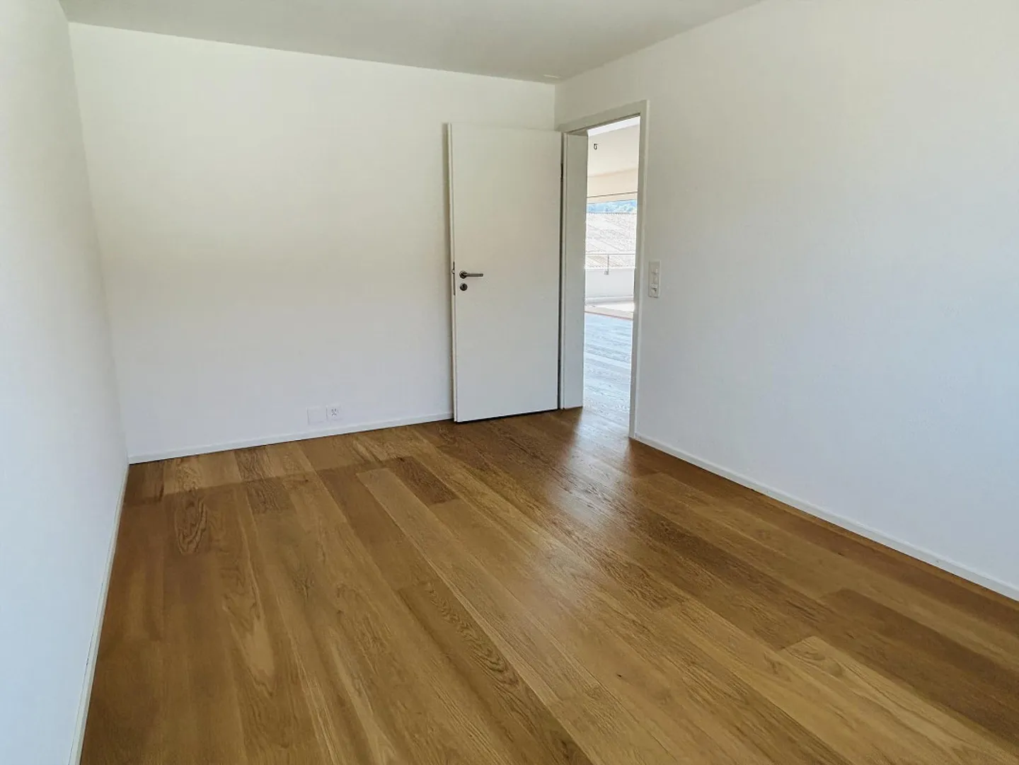 Moderne 4.5 Zimmer-Wohnung mit traumhafter Aussicht und grossem Balkon - Foto 7 von 12