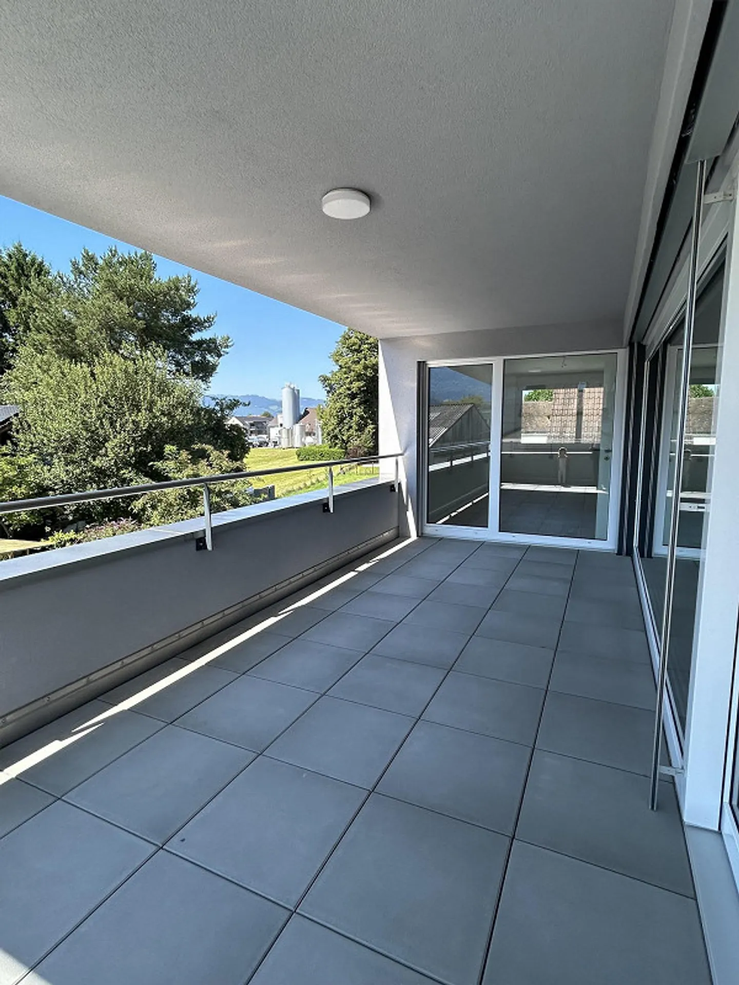 Moderne 4.5 Zimmer-Wohnung mit traumhafter Aussicht und grossem Balkon - Foto 8 von 12