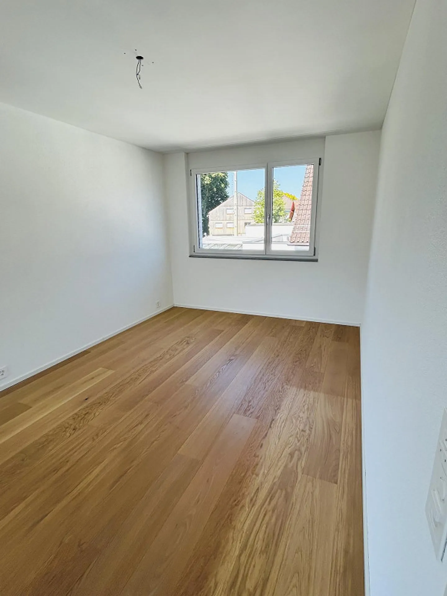 Moderne 4.5 Zimmer-Wohnung mit traumhafter Aussicht und grossem Balkon - Foto 9 von 12